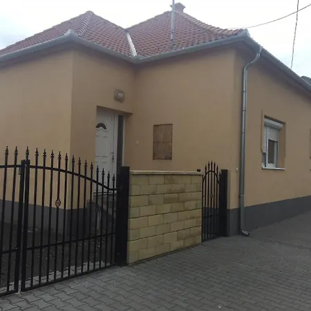 Zsike Vendeghaz Apartment *